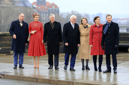 König Philippe und Königin Mathilde der Belgier beim Gang über die Augustusbrücke in Dresden