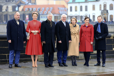 König Philippe und Königin Mathilde der Belgier beim Gang über die Augustusbrücke in Dresden