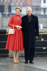 König Philippe und Königin Mathilde der Belgier beim Gang über die Augustusbrücke in Dresden