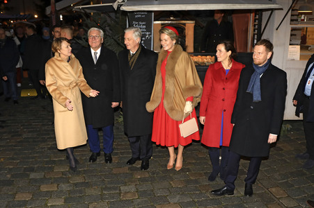 König Philippe und Königin Mathilde der Belgier beim Besuch des historischen Weihnachtsmarktes in Dresden