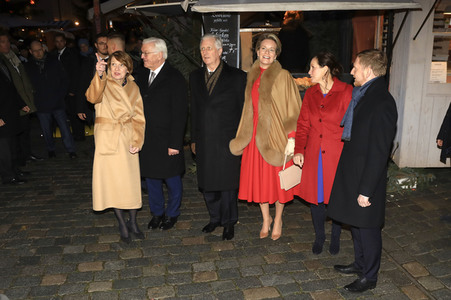 König Philippe und Königin Mathilde der Belgier beim Besuch des historischen Weihnachtsmarktes in Dresden