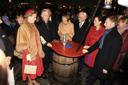 König Philippe und Königin Mathilde der Belgier beim Besuch des historischen Weihnachtsmarktes in Dresden
