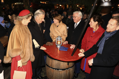 König Philippe und Königin Mathilde der Belgier beim Besuch des historischen Weihnachtsmarktes in Dresden