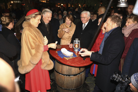 König Philippe und Königin Mathilde der Belgier beim Besuch des historischen Weihnachtsmarktes in Dresden