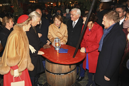 König Philippe und Königin Mathilde der Belgier beim Besuch des historischen Weihnachtsmarktes in Dresden
