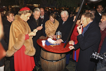 König Philippe und Königin Mathilde der Belgier beim Besuch des historischen Weihnachtsmarktes in Dresden