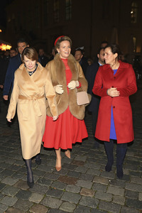 König Philippe und Königin Mathilde der Belgier beim Besuch des historischen Weihnachtsmarktes in Dresden