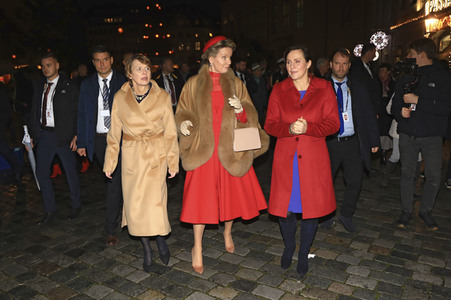 König Philippe und Königin Mathilde der Belgier beim Besuch des historischen Weihnachtsmarktes in Dresden