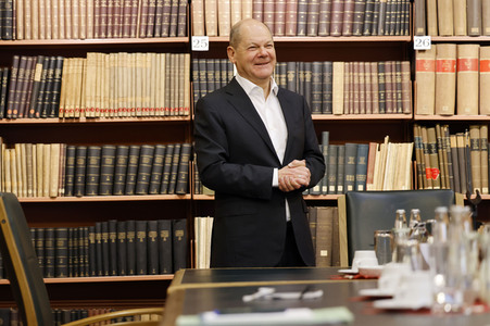 Olaf Scholz beim Besuch des Deutschen Geoforschungszentrums und des Potsdam-Instituts für Klimafolgenforschung in Potsdam
