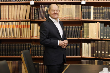Olaf Scholz beim Besuch des Deutschen Geoforschungszentrums und des Potsdam-Instituts für Klimafolgenforschung in Potsdam