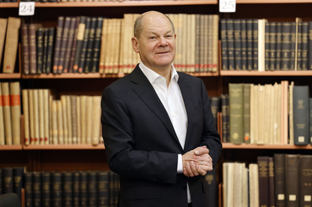 Olaf Scholz beim Besuch des Deutschen Geoforschungszentrums und des Potsdam-Instituts für Klimafolgenforschung in Potsdam