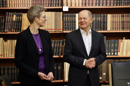 Olaf Scholz beim Besuch des Deutschen Geoforschungszentrums und des Potsdam-Instituts für Klimafolgenforschung in Potsdam