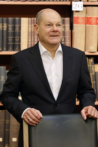 Olaf Scholz beim Besuch des Deutschen Geoforschungszentrums und des Potsdam-Instituts für Klimafolgenforschung in Potsdam