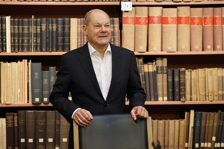 Olaf Scholz beim Besuch des Deutschen Geoforschungszentrums und des Potsdam-Instituts für Klimafolgenforschung in Potsdam