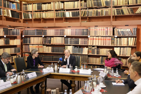 Olaf Scholz beim Besuch des Deutschen Geoforschungszentrums und des Potsdam-Instituts für Klimafolgenforschung in Potsdam