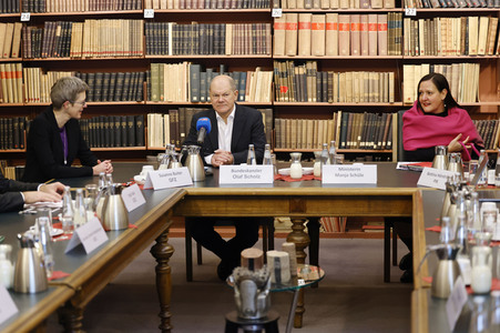 Olaf Scholz beim Besuch des Deutschen Geoforschungszentrums und des Potsdam-Instituts für Klimafolgenforschung in Potsdam