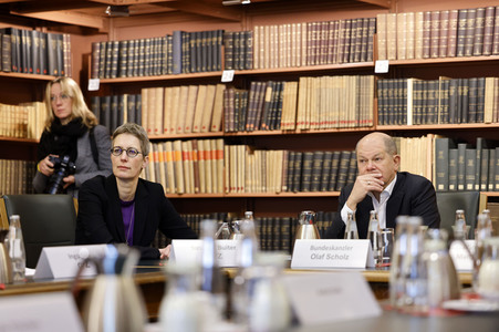 Olaf Scholz beim Besuch des Deutschen Geoforschungszentrums und des Potsdam-Instituts für Klimafolgenforschung in Potsdam