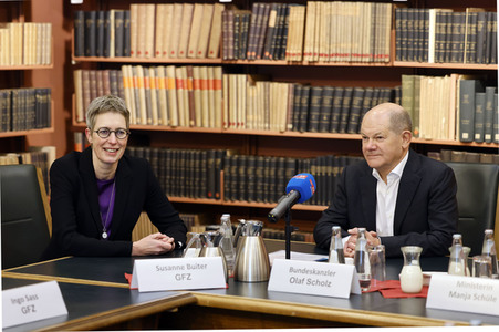 Olaf Scholz beim Besuch des Deutschen Geoforschungszentrums und des Potsdam-Instituts für Klimafolgenforschung in Potsdam