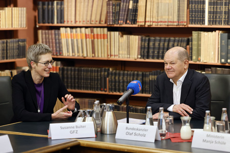 Olaf Scholz beim Besuch des Deutschen Geoforschungszentrums und des Potsdam-Instituts für Klimafolgenforschung in Potsdam
