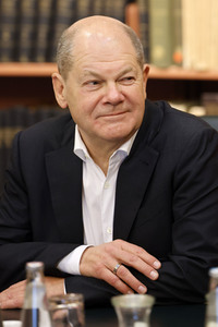 Olaf Scholz beim Besuch des Deutschen Geoforschungszentrums und des Potsdam-Instituts für Klimafolgenforschung in Potsdam