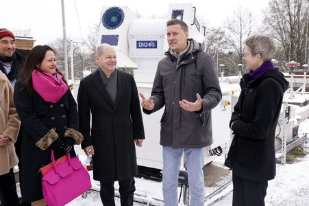 Olaf Scholz beim Besuch des Deutschen Geoforschungszentrums und des Potsdam-Instituts für Klimafolgenforschung in Potsdam