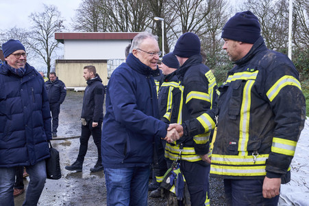 Stephan Weil besucht Hochwasser-Einsatzkräfte in der Region Hannover