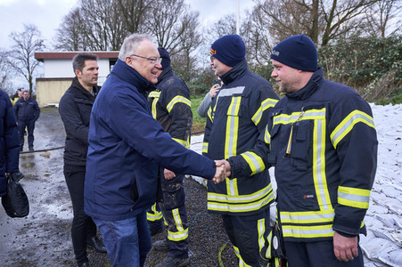 Stephan Weil besucht Hochwasser-Einsatzkräfte in der Region Hannover