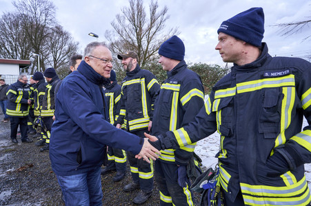 Stephan Weil besucht Hochwasser-Einsatzkräfte in der Region Hannover