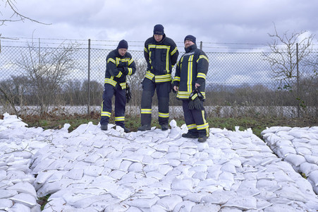Stephan Weil besucht Hochwasser-Einsatzkräfte in der Region Hannover