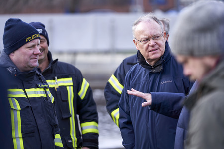 Stephan Weil besucht Hochwasser-Einsatzkräfte in der Region Hannover