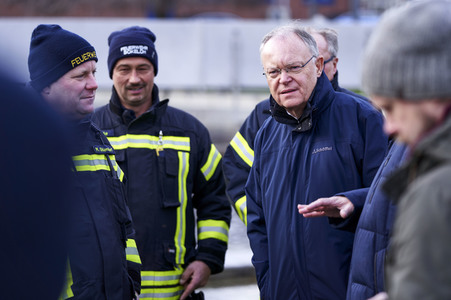Stephan Weil besucht Hochwasser-Einsatzkräfte in der Region Hannover