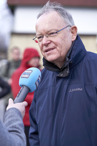 Stephan Weil besucht Hochwasser-Einsatzkräfte in der Region Hannover