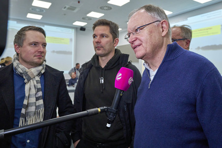 Stephan Weil besucht Hochwasser-Einsatzkräfte in der Region Hannover