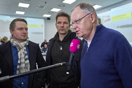 Stephan Weil besucht Hochwasser-Einsatzkräfte in der Region Hannover