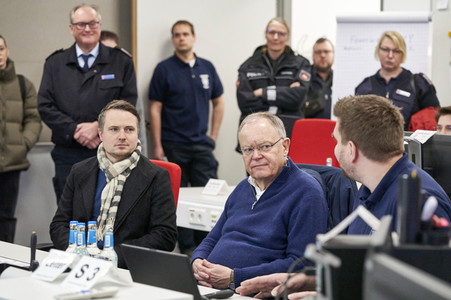Stephan Weil besucht Hochwasser-Einsatzkräfte in der Region Hannover