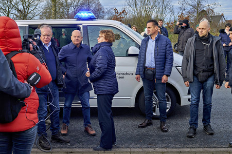 Olaf Scholz besucht das Hochwassergebiet in Verden