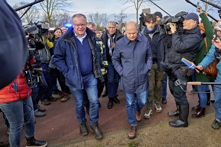 Olaf Scholz besucht das Hochwassergebiet in Verden