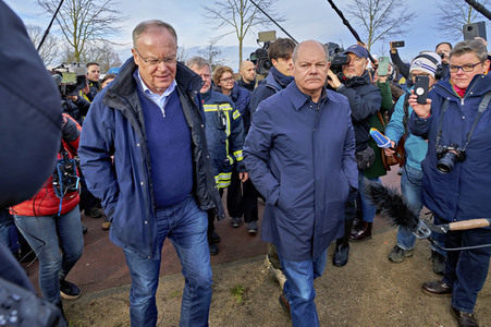 Olaf Scholz besucht das Hochwassergebiet in Verden
