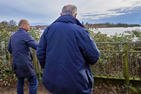 Olaf Scholz besucht das Hochwassergebiet in Verden