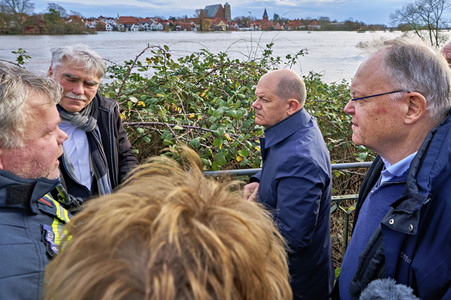Olaf Scholz besucht das Hochwassergebiet in Verden