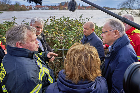 Olaf Scholz besucht das Hochwassergebiet in Verden