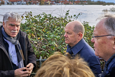 Olaf Scholz besucht das Hochwassergebiet in Verden