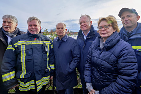 Olaf Scholz besucht das Hochwassergebiet in Verden