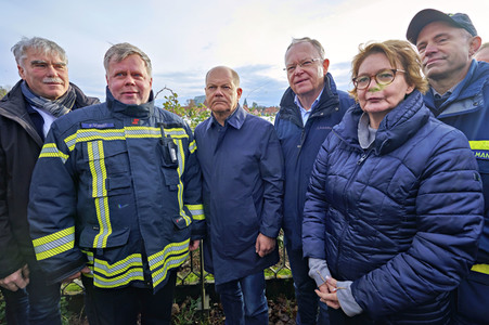 Olaf Scholz besucht das Hochwassergebiet in Verden