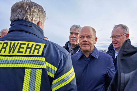Olaf Scholz besucht das Hochwassergebiet in Verden