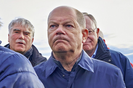 Olaf Scholz besucht das Hochwassergebiet in Verden