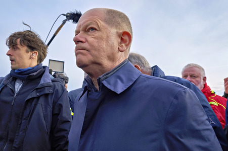 Olaf Scholz besucht das Hochwassergebiet in Verden