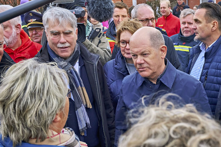 Olaf Scholz besucht das Hochwassergebiet in Verden
