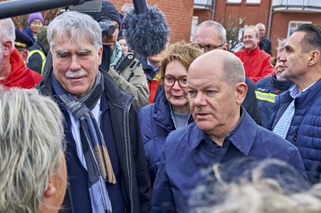 Olaf Scholz besucht das Hochwassergebiet in Verden