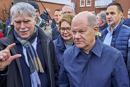 Olaf Scholz besucht das Hochwassergebiet in Verden